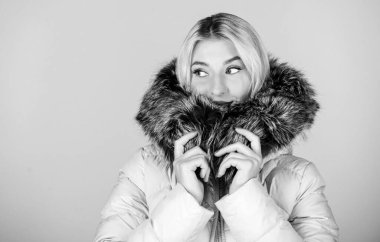 Rahatlaman için tasarlandı. Moda kızı kışlık giysileri. Moda modası. Kadın modası. Kıyafet dükkanı. İnternetten al. Moda ceketi. Sıradan bir kışlık ceket daha şık, daha rahat özellikleri var. Isınıyorum.