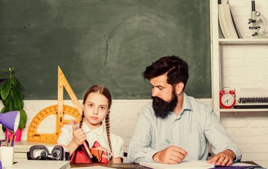 Strateji analiz ediliyor. Kızım babasıyla ders çalışıyor. Öğretmenler günü. Okula dönüyorum. Özel ders. Özel ders. Bilgi günü. Evde eğitim. Sınıfta sakallı bir öğretmenden küçük bir kız çocuğu var.