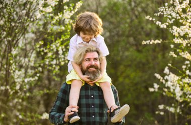 Birlikte bahçeyi keşfediyoruz. Mutluluk kavramı. Basit mutluluk. Mutlu bir aile. Bahar yürüyüşü. Babalık mutluluğu. Babalar Günü. Doğada yaşayan küçük bir çocuk ve baba. Hippi ve küçük oğlu.