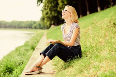 Okumak benim hobim. Yaz çalışması. Parkta kitap okuyan bir kadın. İlginç bir hikaye. Rahatla ve yeni bilgiler al. Açık havada kitap okuyan kız öğrenci. Roman yazarından esinlendim. Ders çalışmak ve kitap okumak hoşunuza gider.