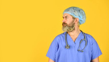Doktor yardıma hazır. Teşhis konsepti. Küresel sağlık acil. Sakallı doktor üniformalı şapka takıyor. Hipster hastanede çalışıyor. Sağlık hizmetleri. Doktor mesleği. Sağlık sigortası. Kuluçka dönemi