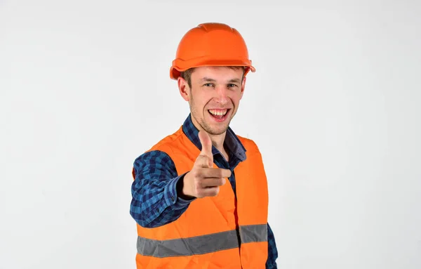 Man draagt beschermende harde hoed reparatie werken, eenvoudige renovatie concept — Stockfoto