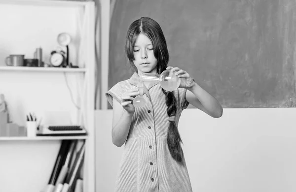 Una lección fascinante. Lección de ciencias. Laboratorio escolar. Experimento científico. Niña pequeña con tubo químico. Educación en biología. Tubo de ensayo de clase de química femenina. Reacción química. Líquido químico — Foto de Stock