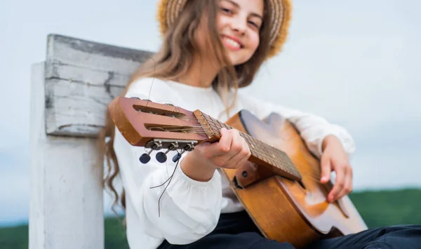 Viel Spaß beim Feiern. Gitarrist oder Gitarrist Sänger mit Gitarre. Mädchen spielt Gitarre. Musikschulkonzept. Countrymusik. Musik ist mein Leben. Kind mit akustischem Saiteninstrument. Selektiver Fokus — Stockfoto