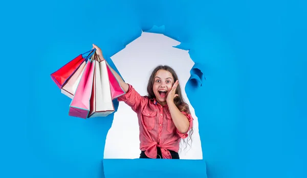 Bonne nouvelle. adolescent fille porter lourds sacs à provisions. présente en paquets. grande offre de vente. vente du marché scolaire a commencé. Un vrai accro du shopping. concept de vendredi noir. vente finale. heureux gosse aller faire du shopping — Photo