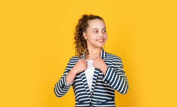 Studenten tiener formele stijl. Onderwijsconcept. Zomerkamp. Slim meisje. Meisjes school leerling dragen formele stijl jas gele achtergrond. Schattige nerd. Schoolmeisje concept. Kennis en informatie — Stockfoto