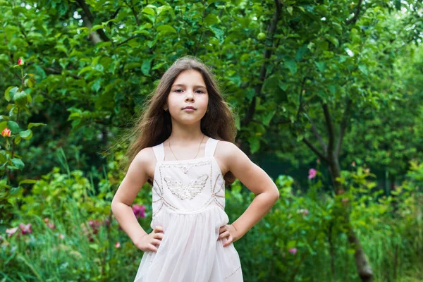 Niña caminando verano parque naturaleza fondo, jardín de infantes concepto de campamento — Foto de Stock