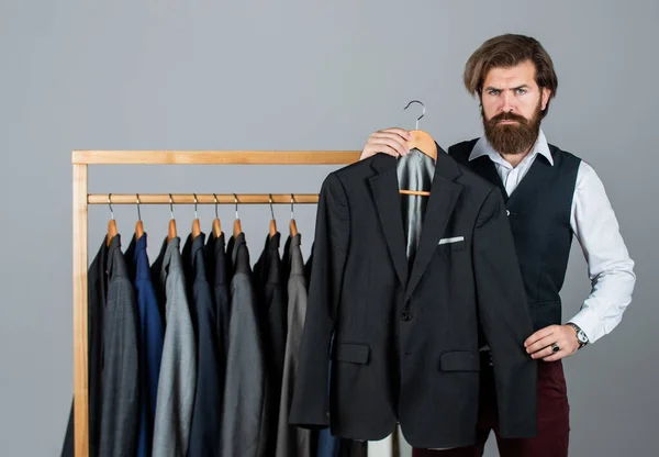 Αντρας αγοράσει ρούχα κατάστημα μόδας ανδρικό κοστούμι σμόκιν, επίσημη έννοια στυλ — Φωτογραφία Αρχείου