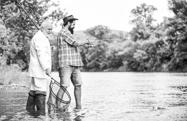 Relájese en el entorno natural. Elegante hombre barbudo y brutal pesca hipster. Día de la familia. Equipo de pesca. Amigos pescando. Hobby y recreación. Vacaciones de verano. Un fin de semana perfecto. Capturas exitosas —  Fotos de Stock