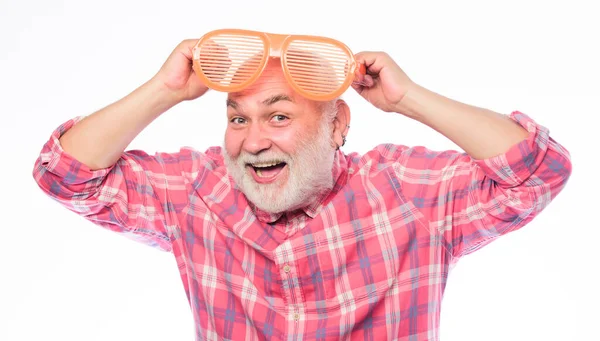 Yetişkin, yaşlı, sakallı hippi adam dev güneş gözlüğü takıyor. Teşhis, göz hastalığı ve yaş değişimi. Neşeli emeklilik konsepti. Göz sağlığı. Optik mağazası. Eğleniyorum. Göz bakımı. Yaşlanma ve görme — Stok fotoğraf