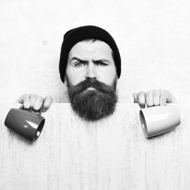 Kâğıt çarşaf ve fincanlarla vahşi beyaz hippi sakallı.