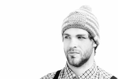 Beyaz arka planda, kışlık şapkalı ve ekose gömlekli adam.