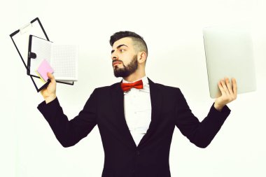 Pahalı kıyafetli sakallı baş yönetici klasörlerle çalışıyor, düzenleyici