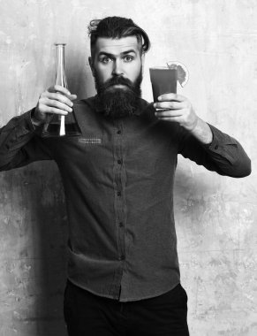 Alkol iğnesi, cam tüp ya da matara tutan vahşi hipster.