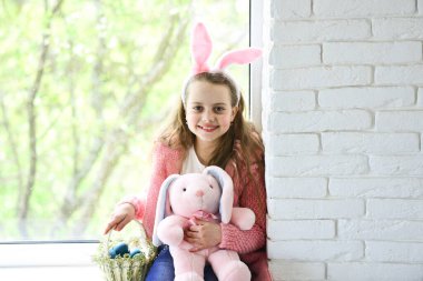 Sepetli çocuk, pencerede paskalya.