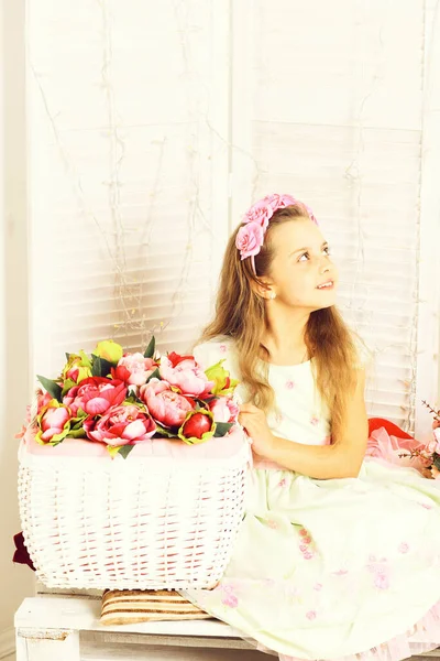 Söt blond flicka med blommor på vit studio bakgrund, kopiera utrymme — Stockfoto