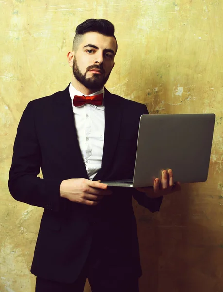 Chefe com barba limpa, penteado e rosto confiante ou orgulhoso — Fotografia de Stock