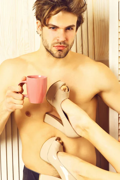 Kafkas sakallı seksi maço elinde kahve fincanı tutuyor. — Stok fotoğraf