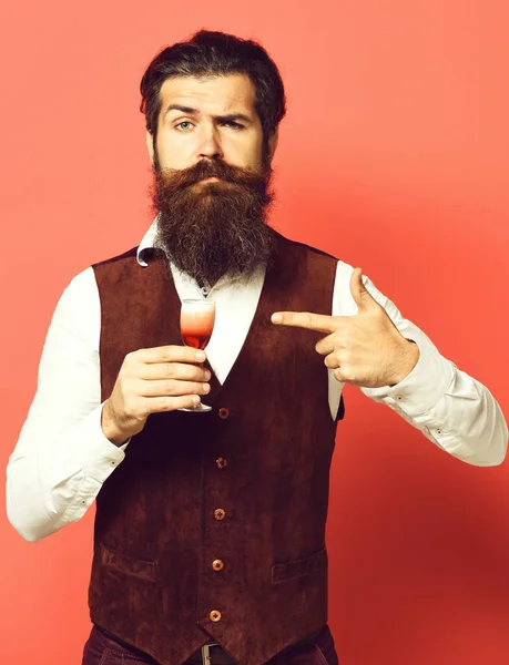 Sérieux beau barbu homme sur fond rouge studio — Photo