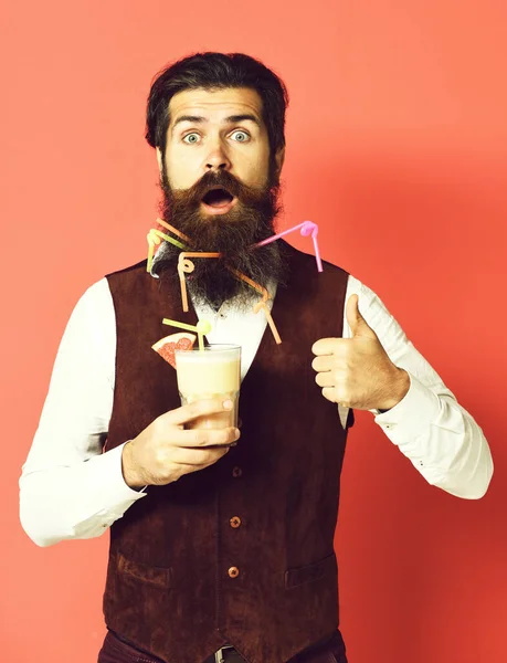 Surpreso bonito barbudo homem no vermelho estúdio fundo — Fotografia de Stock