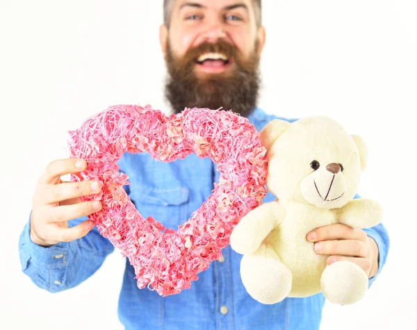 Uomo inginocchiato con il cuore. Valentine, flirtare, sentimenti, regali concetto — Foto Stock