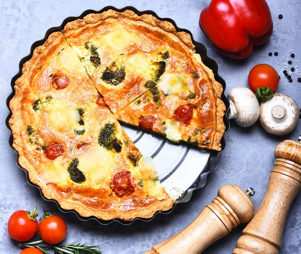 Pizza vegetariana con pomodori, broccoli e formaggio — Foto Stock