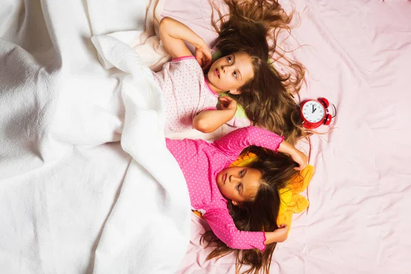 Schoolmeisjes met pyjama party spelen met haar — Stockfoto