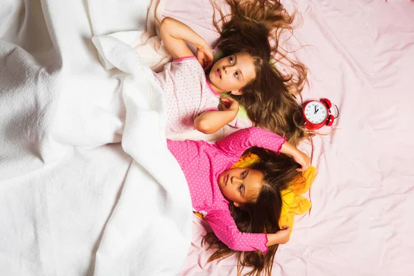 Colegialas teniendo pijama partido jugar con el pelo — Foto de Stock