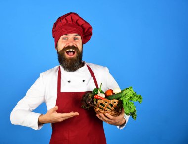 Adam salata yapmak için taze sebze sunar.