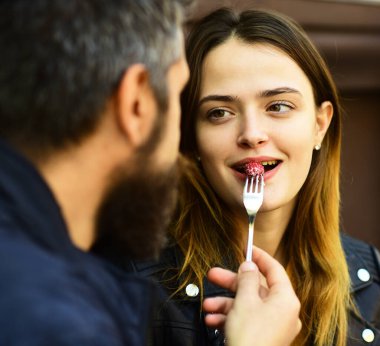 Çift dut yer. Romantik yüzlü kadın ve erkek