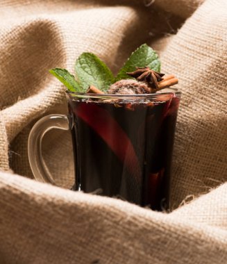 Sommelier ve şarap tatma konsepti. Bir bardak kırmızı sıcak şarap.