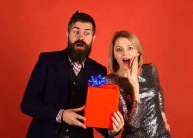 Birbirine aşık çiftler kırmızı arka planda sunuluyor