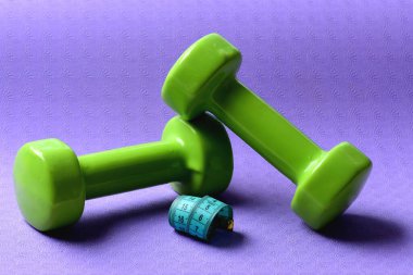 Küçük halterler, cyan cetvelin yanında, yakın çekim.