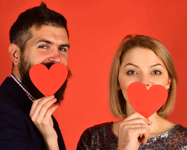 Imagen de pareja feliz divirtiéndose con corazones de papel. — Foto de Stock