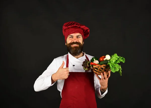 Chef hält Salat, Tomaten, Paprika und Pilze in der Hand und zeigt Daumen hoch — Stockfoto