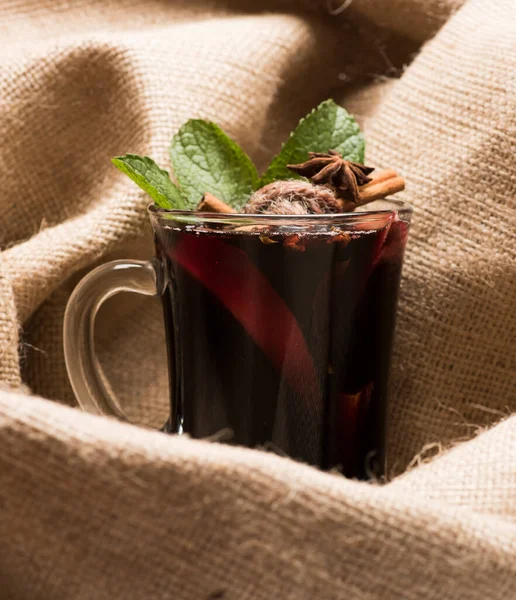 Sommelier ve şarap tatma konsepti. Bir bardak kırmızı sıcak şarap.