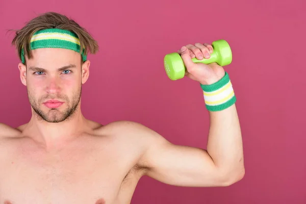 Tipo con cerdas con cabeza y pulseras. — Foto de Stock