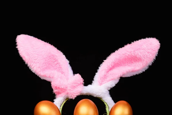 Wesołych świąt. Zabawkowy królik i złote jaja — Zdjęcie stockowe