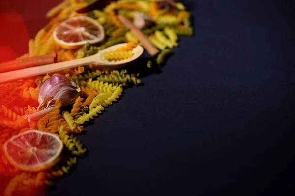 Deliciosa pasta italiana colorida con diferentes ingredientes para cocinar — Foto de Stock
