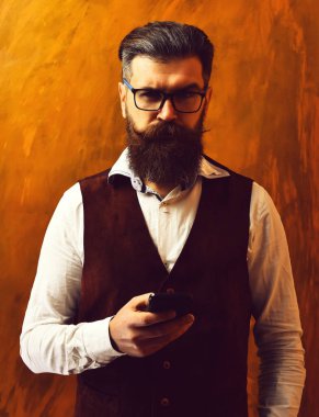 Sakallı adam, gözlüklü vahşi beyaz hippi.