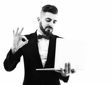 Yüzünde gülümseme olan bir iş adamı ya da proje yöneticisi.