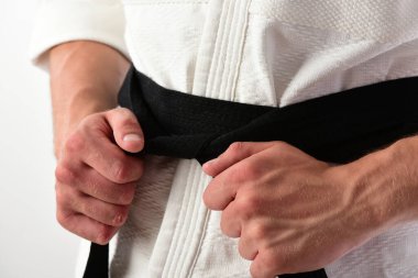 Güçlü elleri olan karate dövüşçüsü dövüşmeye hazırlanıyor.