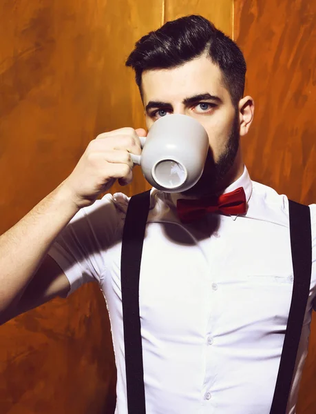 Barbudo bebiendo de la taza de té con cara seria — Foto de Stock