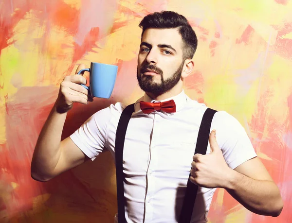 Bärtiger Mann mit einer Tasse Tee, Kaffee mit ernstem Gesicht — Stockfoto