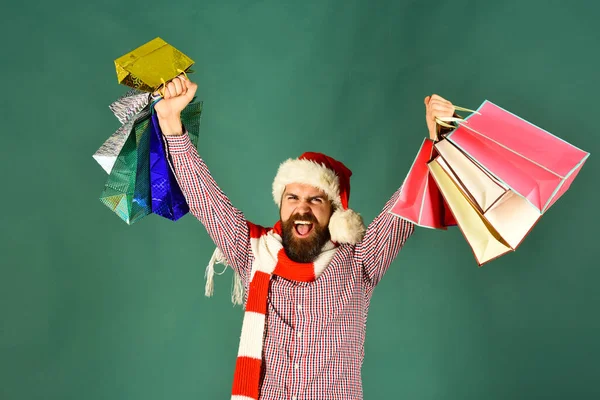 Guy of hipster shopper met rode muts en boodschappentassen — Stockfoto