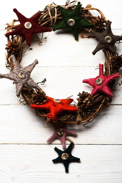 Concetto di arredamento natalizio. Ghirlanda fatta di rami con stelle di tessuto — Foto Stock