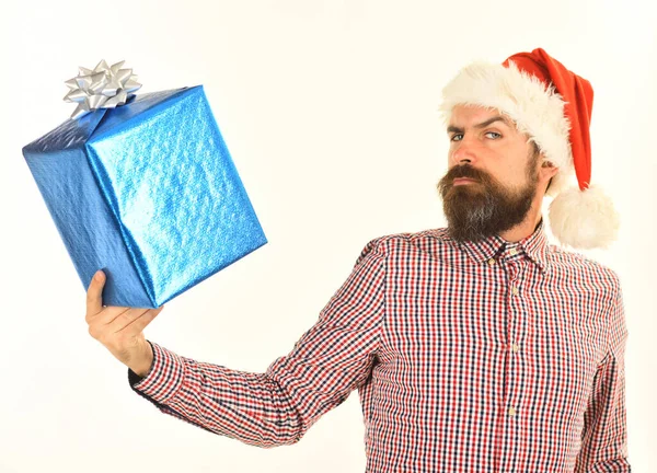 Guy in camicia a quadri e cappello di Babbo Natale tiene scatola presente — Foto Stock