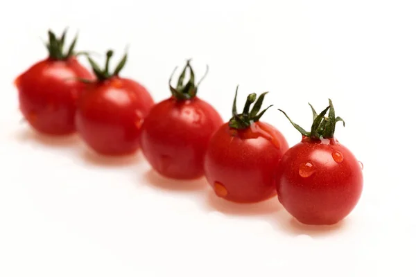 Um monte de tomates cereja, de perto. Agricultura e alimentos frescos — Fotografia de Stock