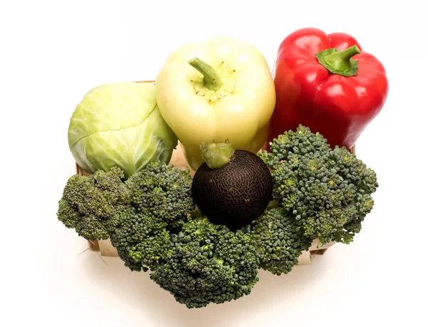 Skład świeżych warzyw w koszyku ekologicznym. Brokuły, kapusta, papryka — Zdjęcie stockowe