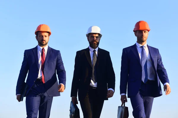 Рада архітекторів носить костюми, краватки та капелюхи — стокове фото